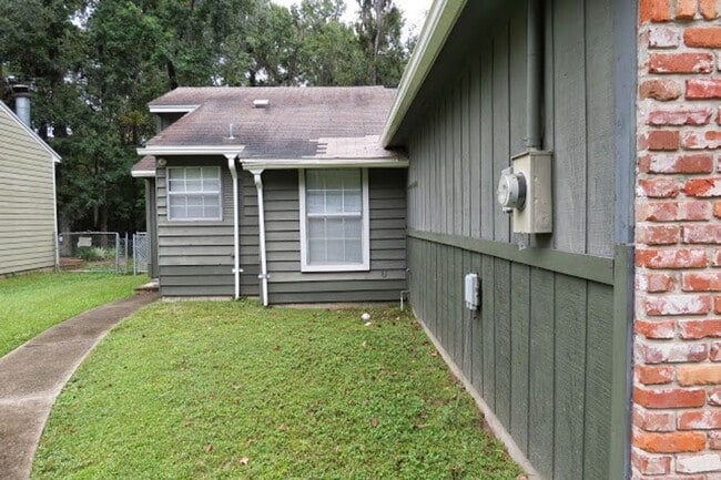Photo - Awesome Townhouse with a Garage!
