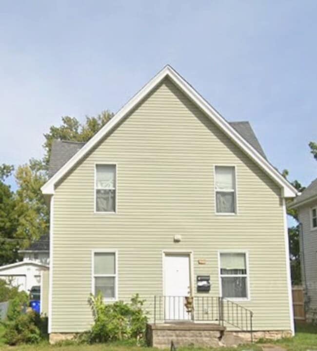 Building Photo - 370 8th Ave SW Unit 370 8th Ave- 1/2