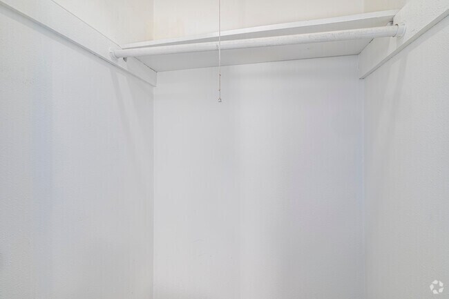 2BR, 1BA - 725SF - Primary Closet