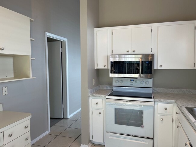 Photo - 2451 E Illiana St