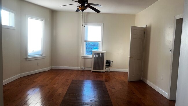 Bed $900 - 127 S Burnett St