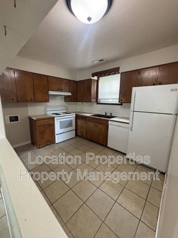 Photo - 2428 Cedarwood Ave
