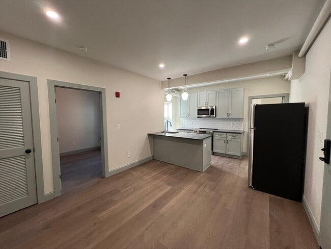 Building Photo - 160 Seabury St Unit 13