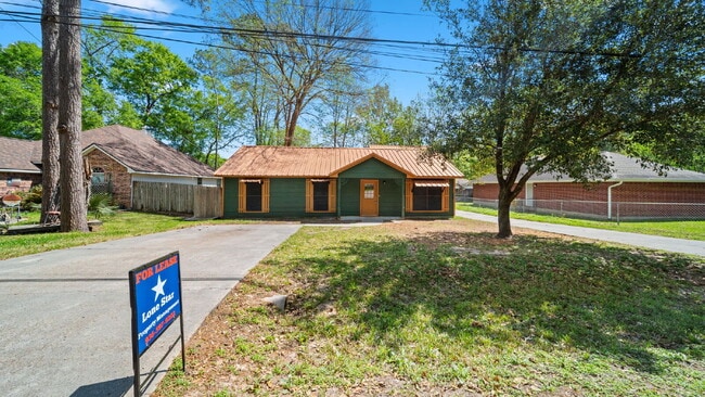 Building Photo - Welcome to this delightful 3-bedroom, 2-bathroom home. Perfectly situated this residence offers f... Unit B