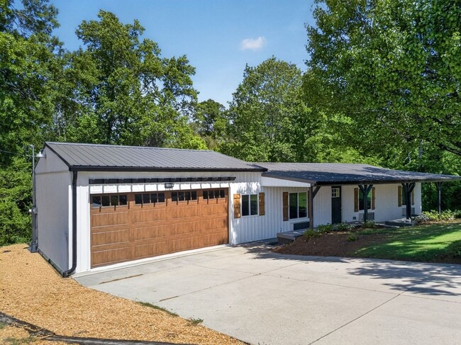 Building Photo - Beautifully Renovated Home in Southside – Prime Location!