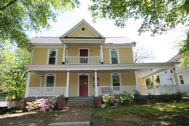 Building Photo - Spacious 1st Floor Apt - 1/2 Block to Duke - HUGE Fenced Yd Unit B