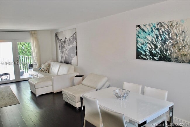 Building Photo - 61 Collins Ave Unit 402