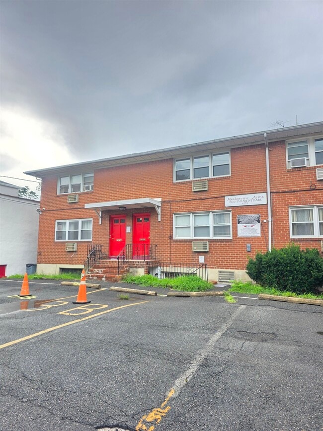 Building Photo - 4325 Meadowview Ave Unit #204