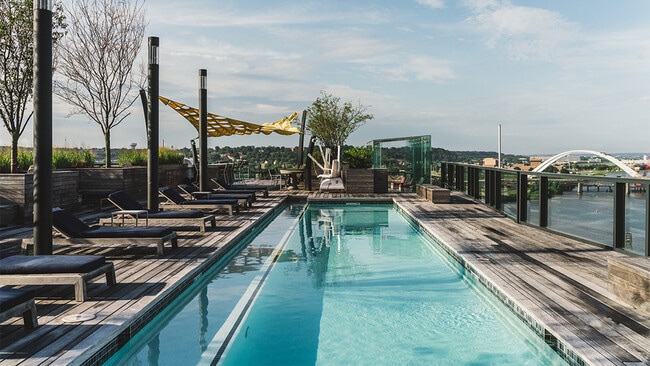 Piscina de entrenamiento en la azotea con vista a la Yards y del río Anacostia
