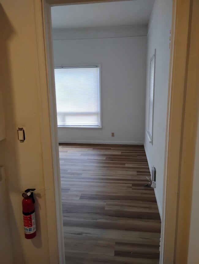 Building Photo - 1008 W 14th St Unit 2