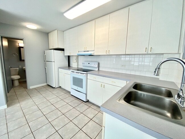 Building Photo - 2nd floor walk-up Makiki 1-bedroom, 1-bathroom, Near Punahou, UH Manoa, Kapiolani Hospital Unit 210