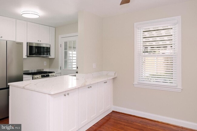 Photo - 632 Faraday Pl NE