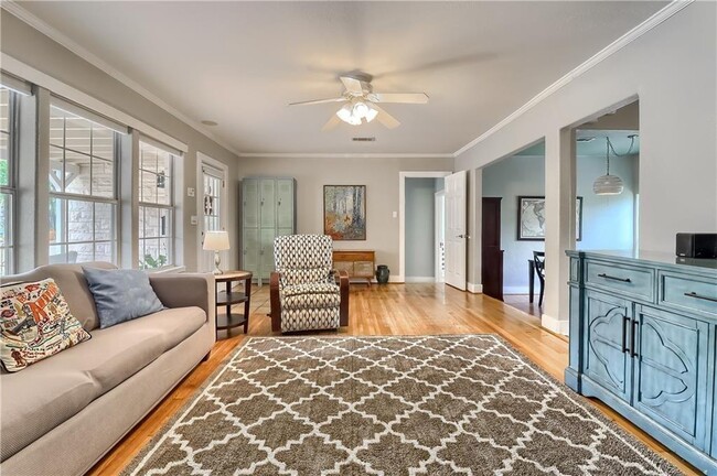 Photo - 1504 Hillmont St