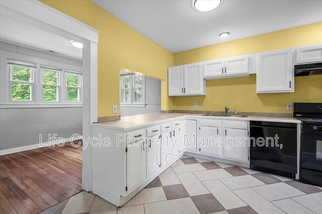 Photo - 901 Baraga St NE