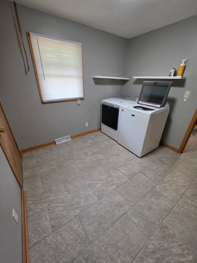 Photo - 501 Adare Rd