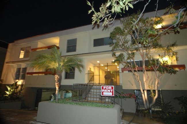 Building Photo - 14950 Burbank Blvd