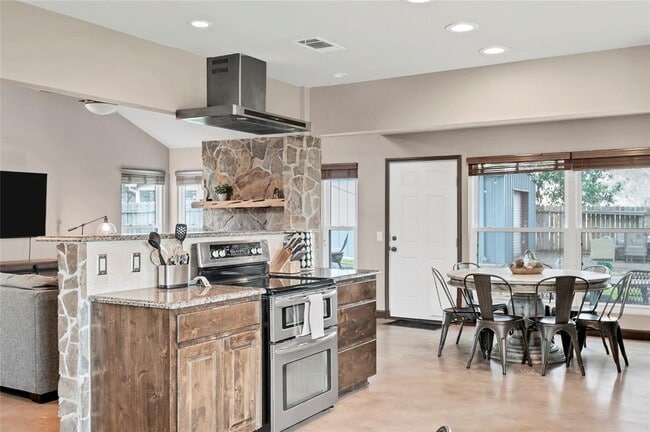 Photo - 901 Oakcrest Cir