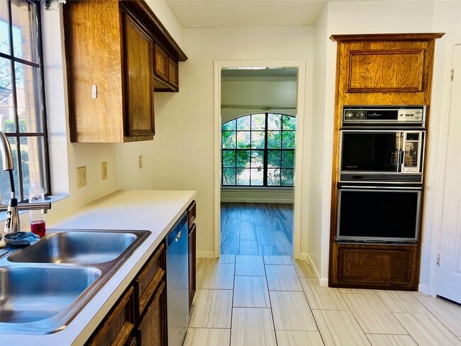 Building Photo - 14734 Charlmont Dr