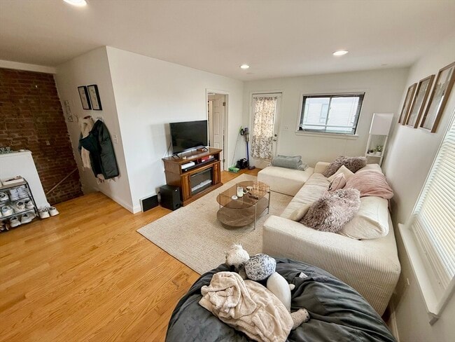 Building Photo - 9 Boston St Unit 3