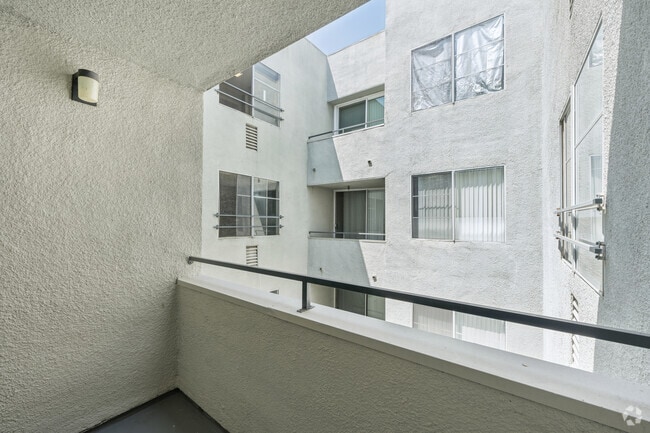 Studio - 575SF - Balcony