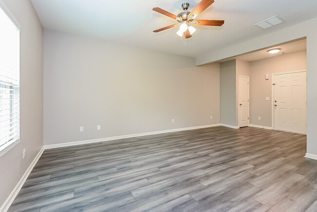 Photo - 481 Scotland Dr