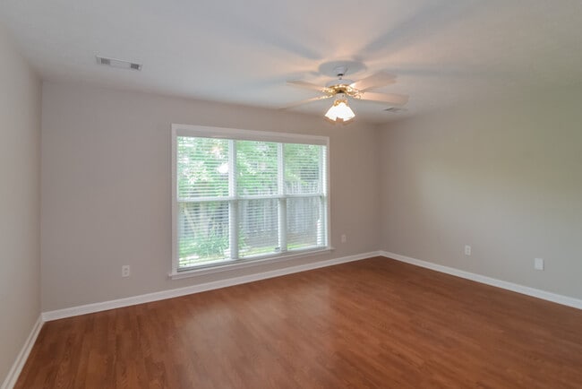 Photo - 4669 Young Pointe Manor