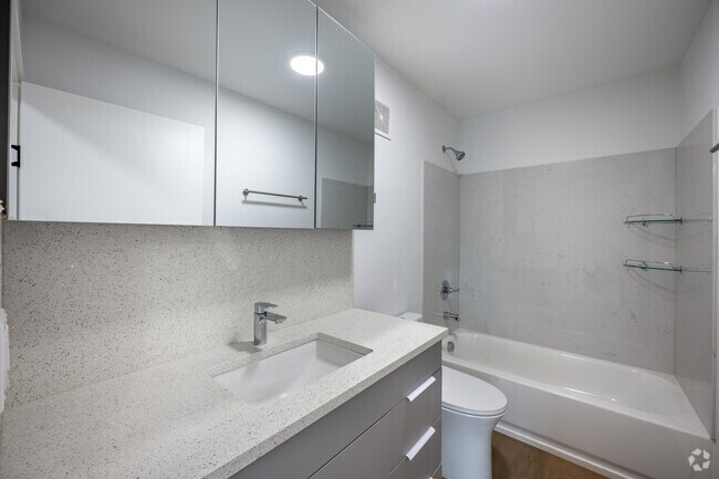 2BR, 2BA - 838SF - Bathroom