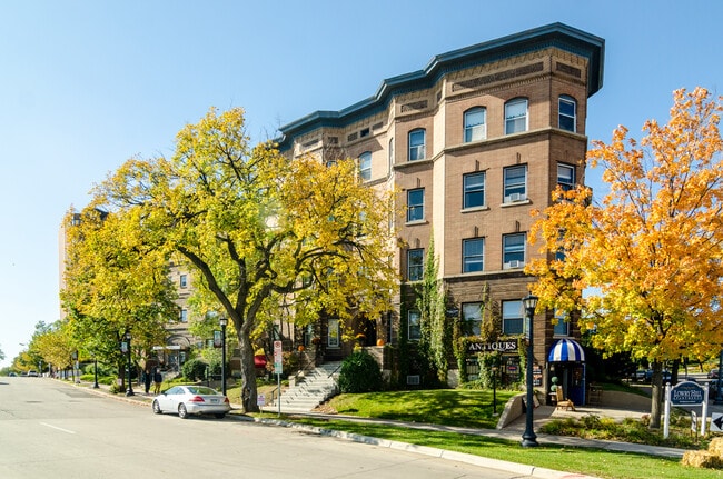 Photo - Lowry Hill Apartments Unit 70915