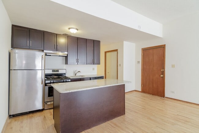 Building Photo - 2519 N Lincoln Ave Unit C2