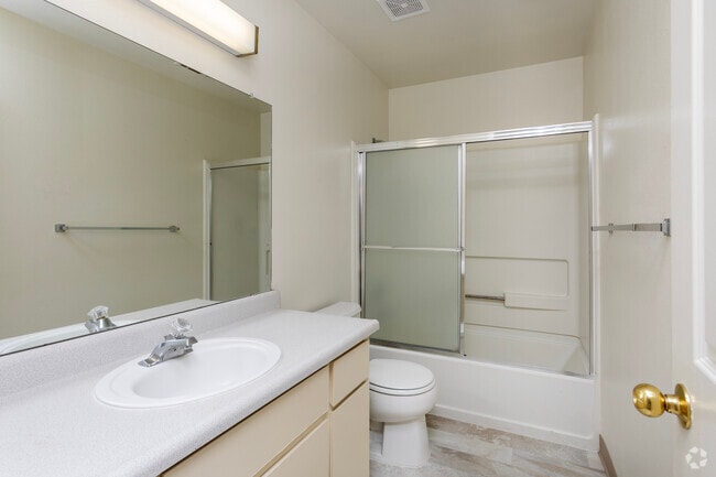 2BR 2,5 BA - 1.300 FT - Baño principal - Spruce Pointe
