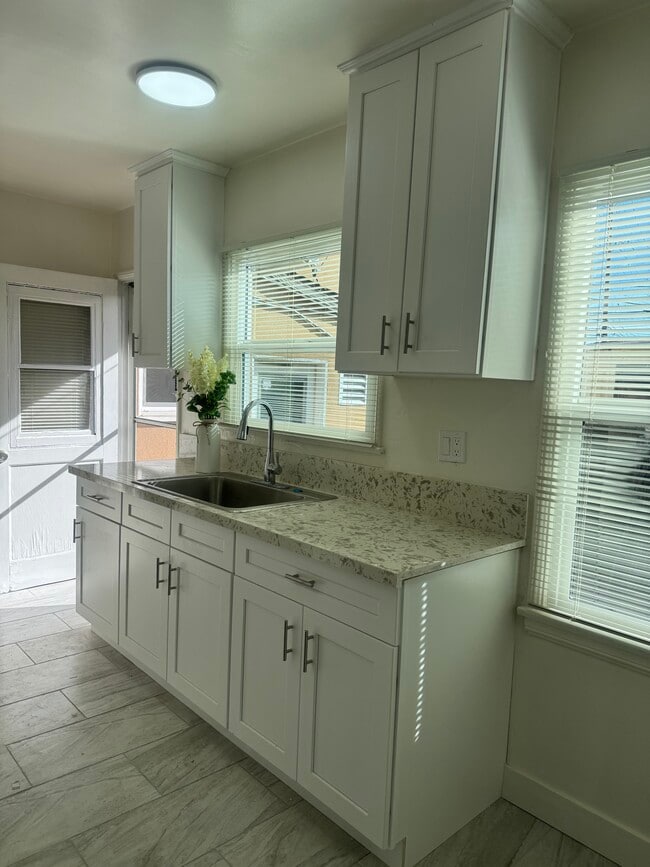 Building Photo - 1314 N Hollywood Way Unit #C