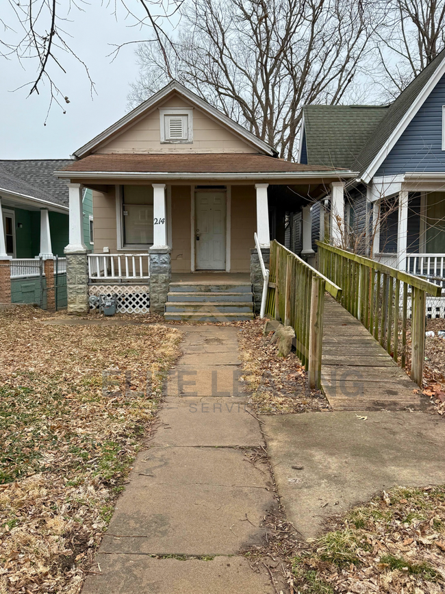 Charming 2-Bedroom Home with Fenced Yard - Charming 2-Bedroom Home with Fenced Yard