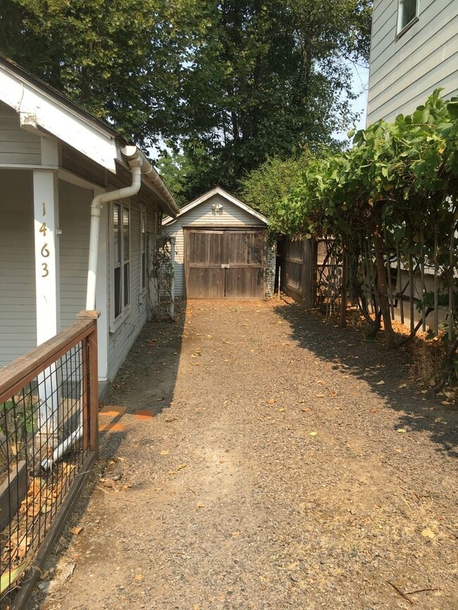 Photo - East Eugene Cottage ~ Campus ~ Fenced back/front yards ~ Off Street Parking