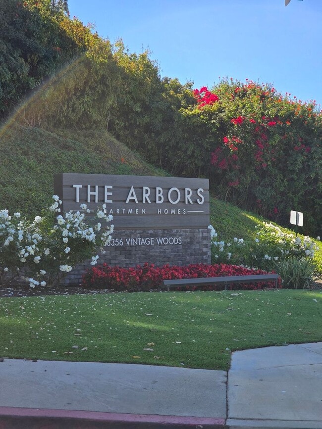 Building Photo - Whispering Hills: 2 Bed 1.5 Bath Attached Townhouse