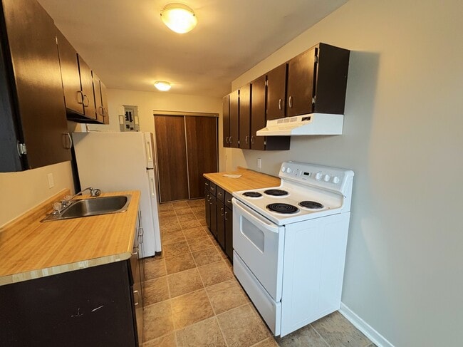 Building Photo - 546 Martha Ave Unit 18