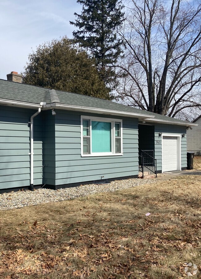 Building Photo - 19615 Sherwood Ave Rental