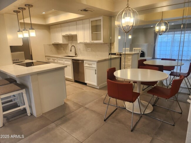 Building Photo - 7557 N Dreamy Draw Dr Unit 156