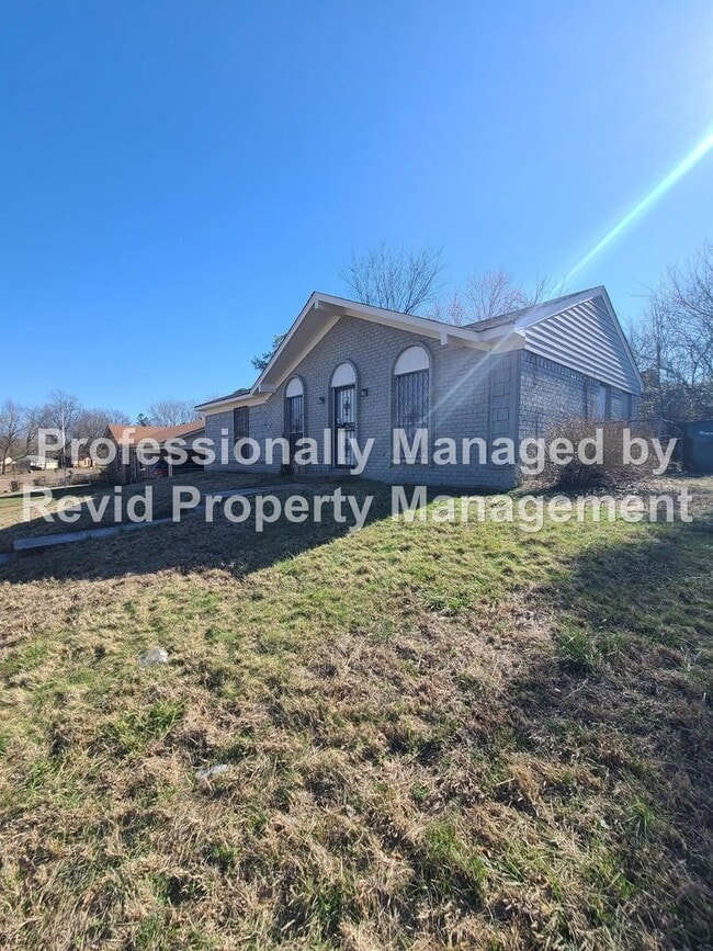 Building Photo - Spacious Northaven Home