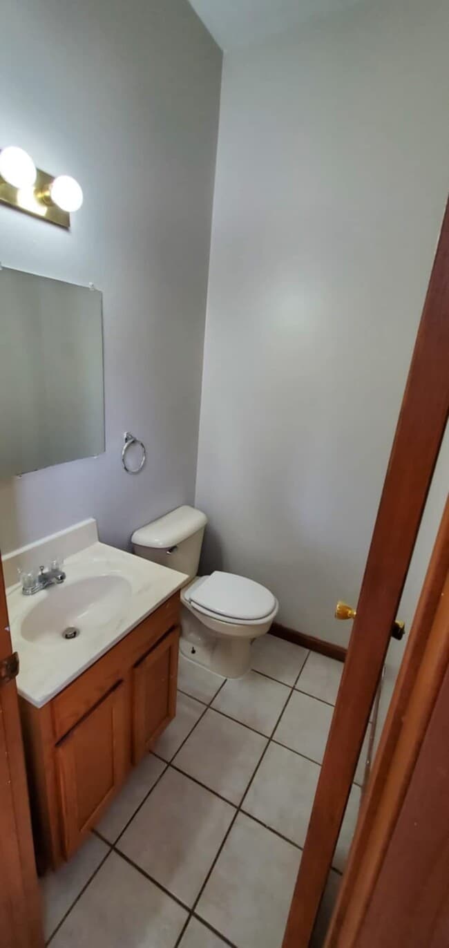 Medio baño en la planta principal - 209 N Prospect Rd