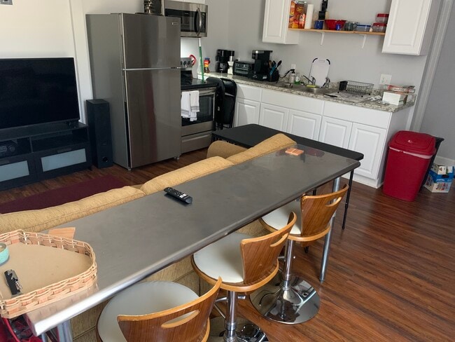 Building Photo - 5617 Oak St Unit A