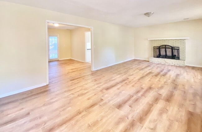 Photo - 201 Chadford Rd