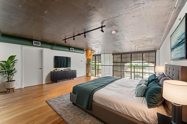 Photo - 1005 S Shepherd Dr