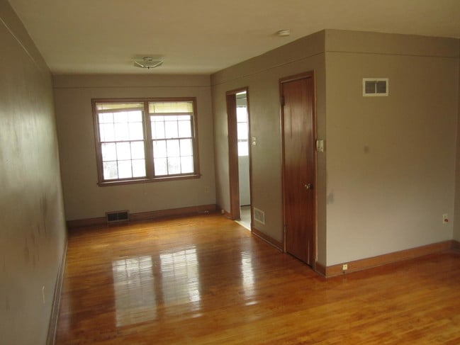 Dining Area - 2403 Knapp St