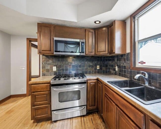 Photo - 311 E 31st St