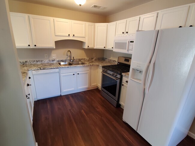 Kitchen - 956 Roseland Dr Unit 2