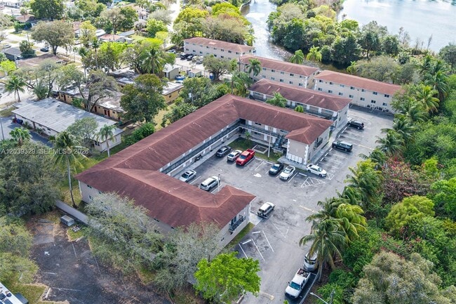 Building Photo - 480 NW 24th Ave Unit 23
