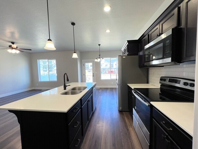 Building Photo - 4 bedroom/2.5 bathroom Townhome in Lehi