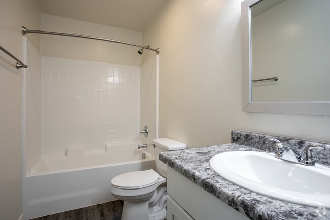1BR, 1BA - 604 SF