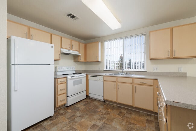 2BR, 1BA - 877SF - Kitchen