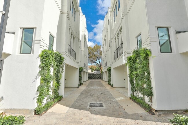 Building Photo - 4527 Graustark St